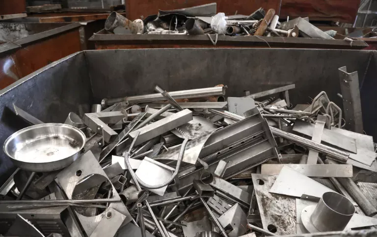 Konteynerde biriktirilmiş metal hurdalar